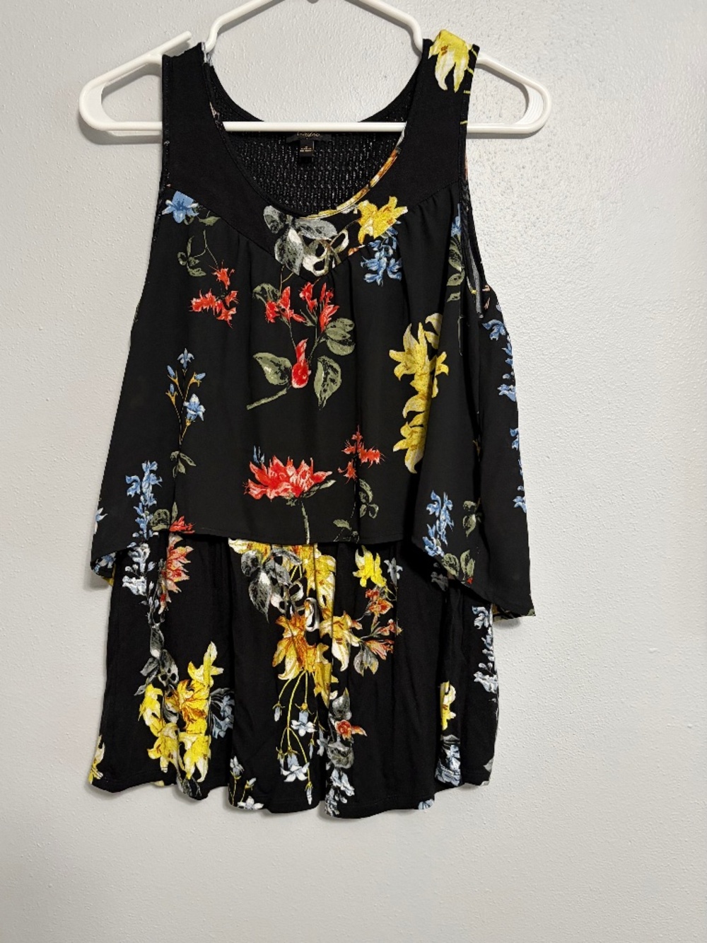 Cupio black tiered floral flowy tank size small